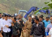 Jokowi Tinjau Penanganan Banjir di Kecamatan Sukajaya