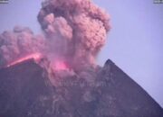 Gunung Merapi Meletus Lagi, Lava Menyembur Dengan Kilatan Petir di Puncak