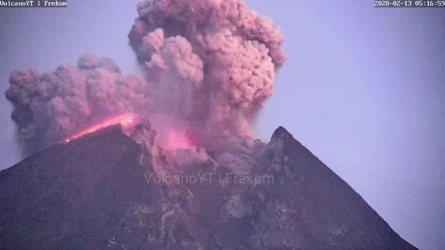 gunung Gunung Merapi Meletus Lagi, Lava Menyembur Dengan Kilatan Petir di Puncak