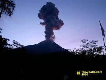 pgm babadan Gunung Merapi Meletus Lagi, Lava Menyembur Dengan Kilatan Petir di Puncak