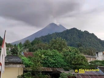 pgm kalurang Gunung Merapi Meletus Lagi, Lava Menyembur Dengan Kilatan Petir di Puncak