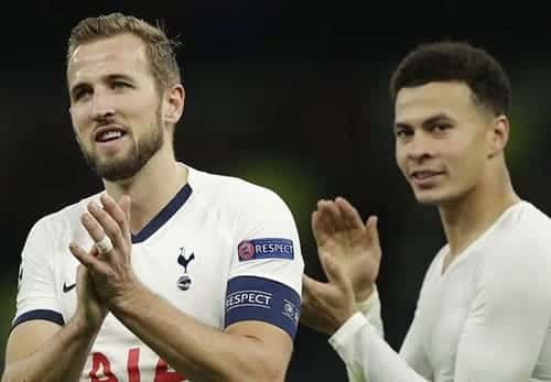 Penyerang Tottenham Harry Kane kiri dan Dele Alli kanan. © AP Photo Lagi, Harry Kane Diminta Menolak Manchester United