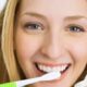 5 cara memutihkan gigi 1 5 Cara Memutihkan Gigi Secara Alami
