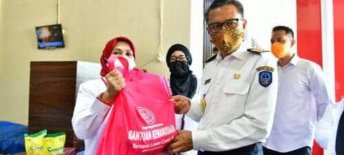 Bantuan Sembako diterima Prof Nurdin Abdullah 1 Kementan Berikan Bantuan Berupa Paket Sembako Untuk Warga Sulsel