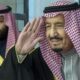 Raja Salman didampingi putra mahkota Pangeran Mohammed bin Salman. AFP 1 Raja Salman: Menyakitkan Saat Menyambut Ramadhan Tanpa Shalat di Masjid