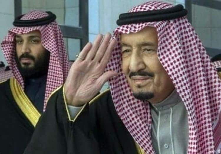 Raja Salman didampingi putra mahkota Pangeran Mohammed bin Salman. AFP 1 Raja Salman Diisolasi, 150 Anggota Kerajaan Saudi diduga Terkena Covid-19