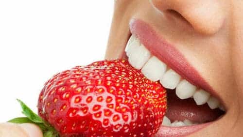memutihkan gigi stroberi 5 Cara Memutihkan Gigi Secara Alami