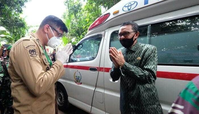 Usai Resmikan Kampung Rewako, Na Berikan Bantuan Ambulance Ke Pemkab Gowa
