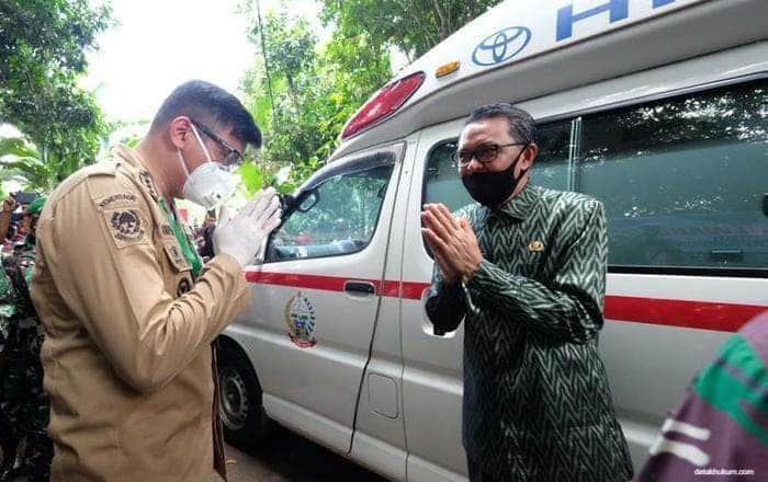 Bantuan Ambulance Usai Resmikan Kampung Rewako, Na Berikan Bantuan Ambulance Ke Pemkab Gowa