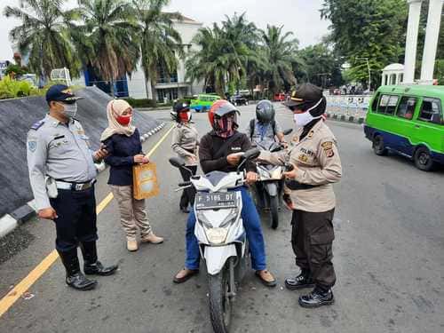 pembagian masker kepada pengendara bermotor Pemkab Bogor Bakal Terapkan Denda Rp50 Ribu Bagi Yang Tak Pakai Masker