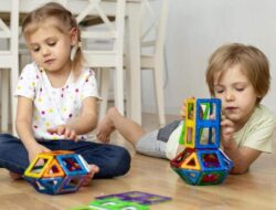 5 Cara Agar Agar Anak Membereskan Mainannya Sendiri