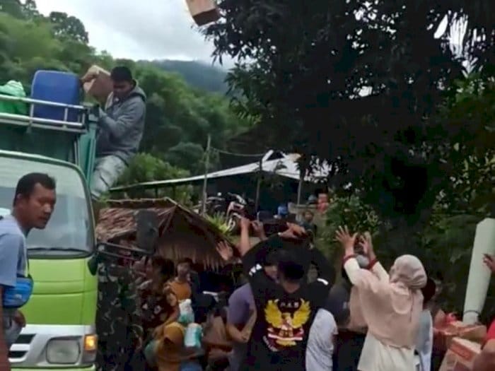viral truk pembawa bantuan logistik diduga di mamuju dijarah warga di tengah jalan13 700 Polda Sulbar Kawal Distribusi Bantuan Logistik Majene-Mamuju