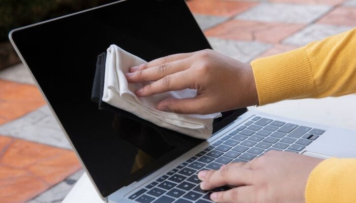 Cara Bersihkan Layar Laptop Touchscreen yang Paling Aman