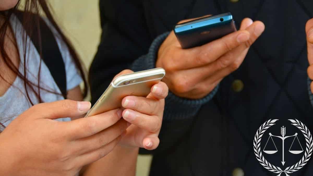 PEMERIKSAAN HANDPHONE OLEH PETUGAS KEPOLISIAN Tentang Pemeriksaan Handphone Oleh Petugas Kepolisian