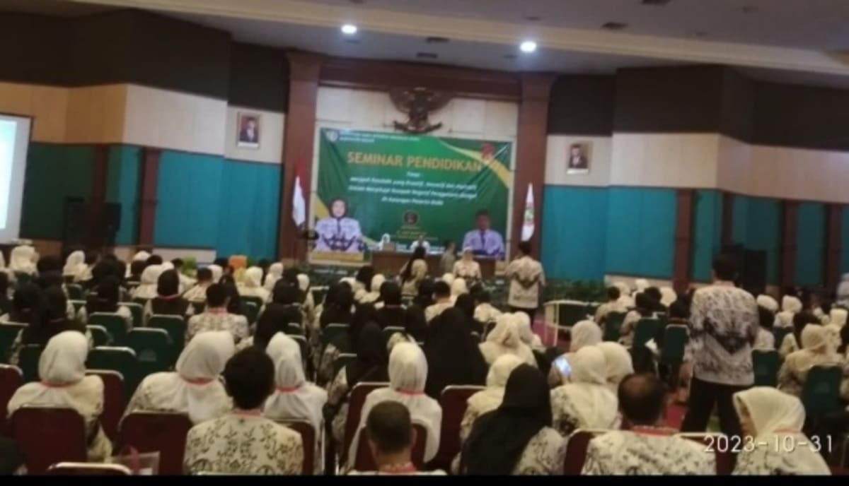 WhatsApp Image 2023 10 31 at 20.49.01 Kadisdik Kab Bogor Buka Seminar yang digagas oleh PGRI