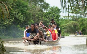 Di Dampingi Kapolres Rohul, Bupati Sukiman Salurkan Bantuan Banjir Di Desa Sontang