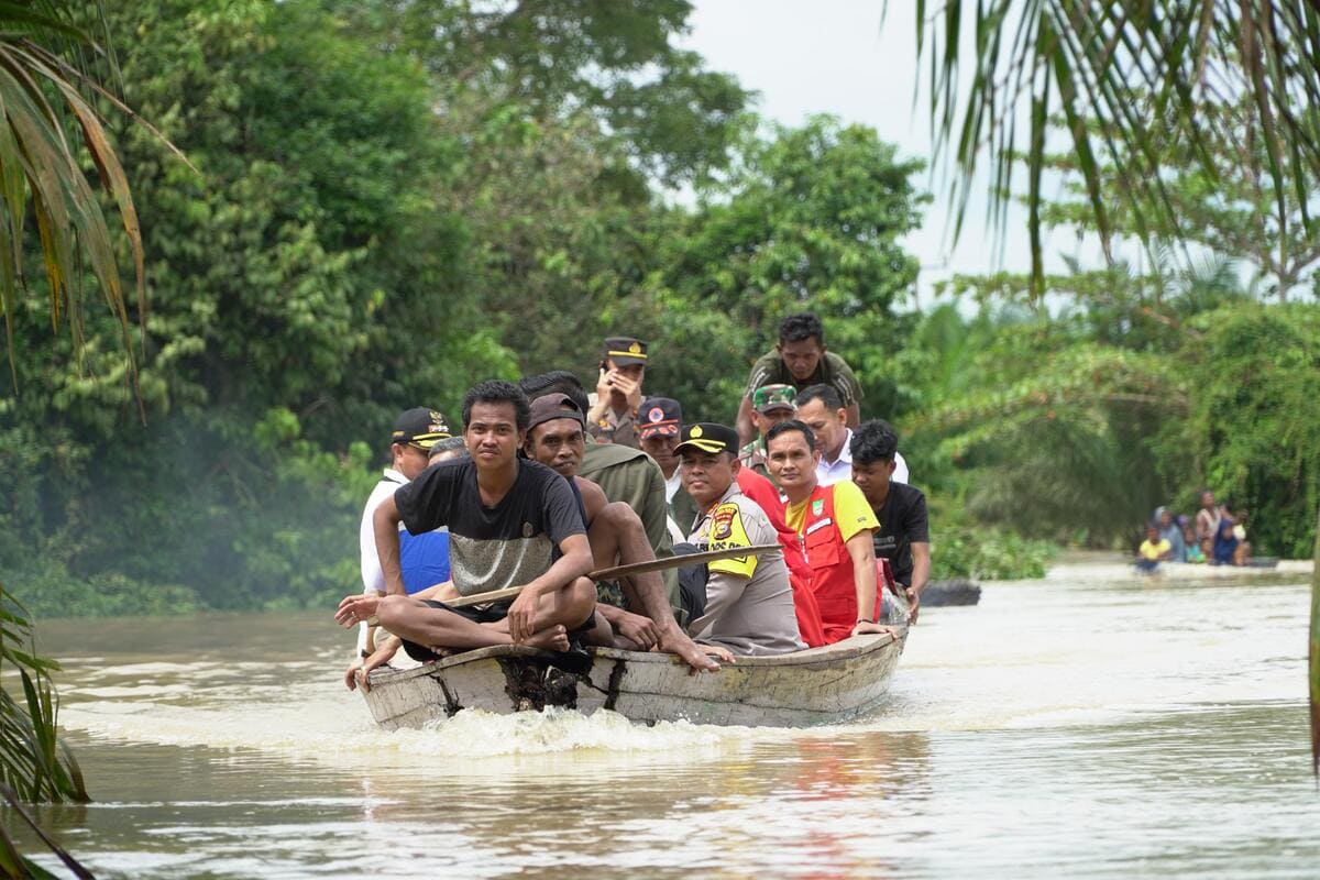 WhatsApp Image 2024 01 04 at 18.08.33 1 Di Dampingi Kapolres Rohul, Bupati Sukiman Salurkan Bantuan Banjir Di Desa Sontang