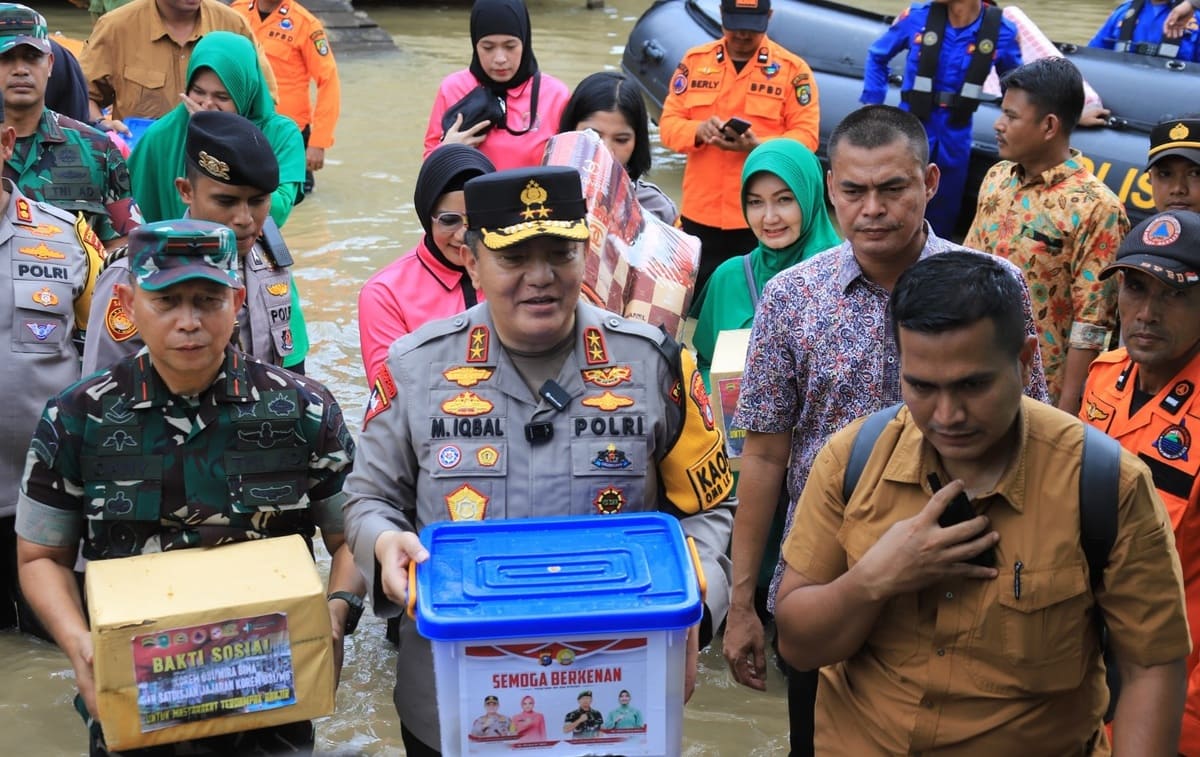 WhatsApp Image 2024 01 10 at 20.44.31 Kapolda Riau Dan Danrem Solid Bantu Korban Banjir