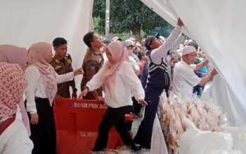 Sekretariat DPRD Kabupaten Bogor Bagi – Bagi Takjil Gratis