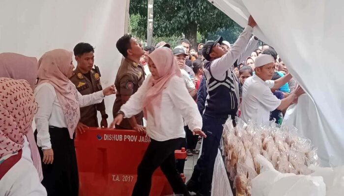 Sekretariat DPRD Kabupaten Bogor Bagi – Bagi Takjil Gratis